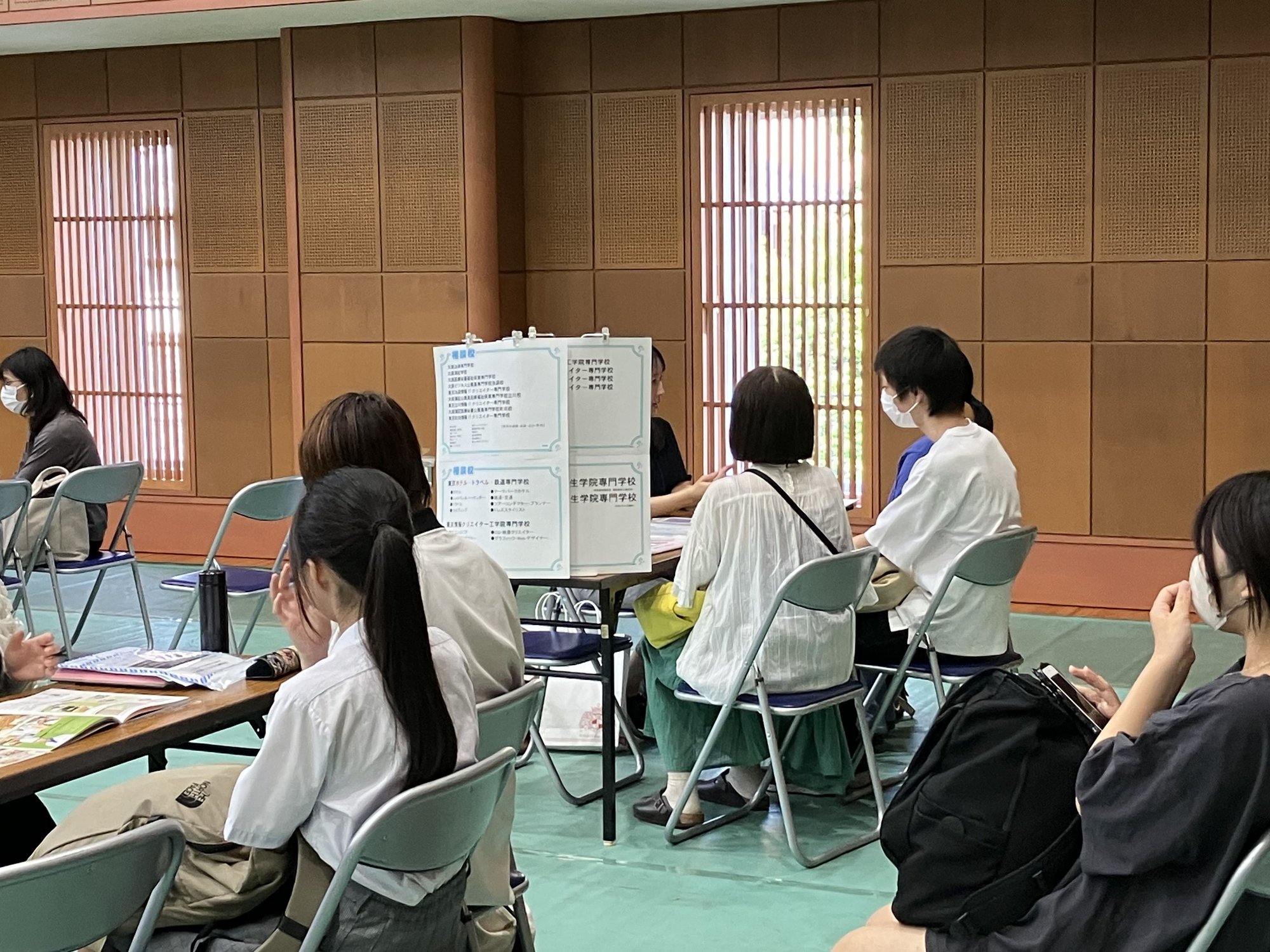 ブースごとの説明体育館-min