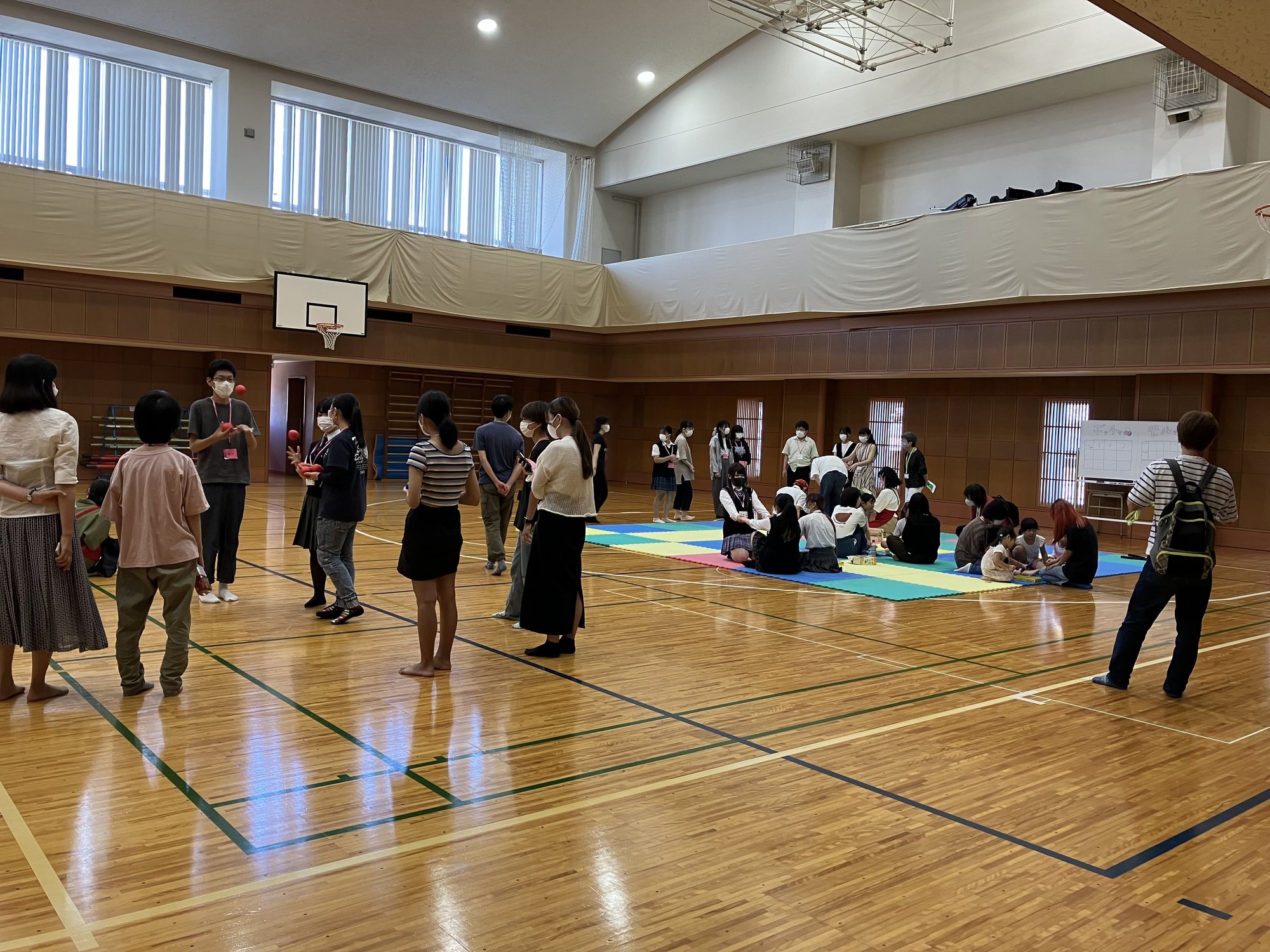 体育館でのびのび遊ぶ (1)-min