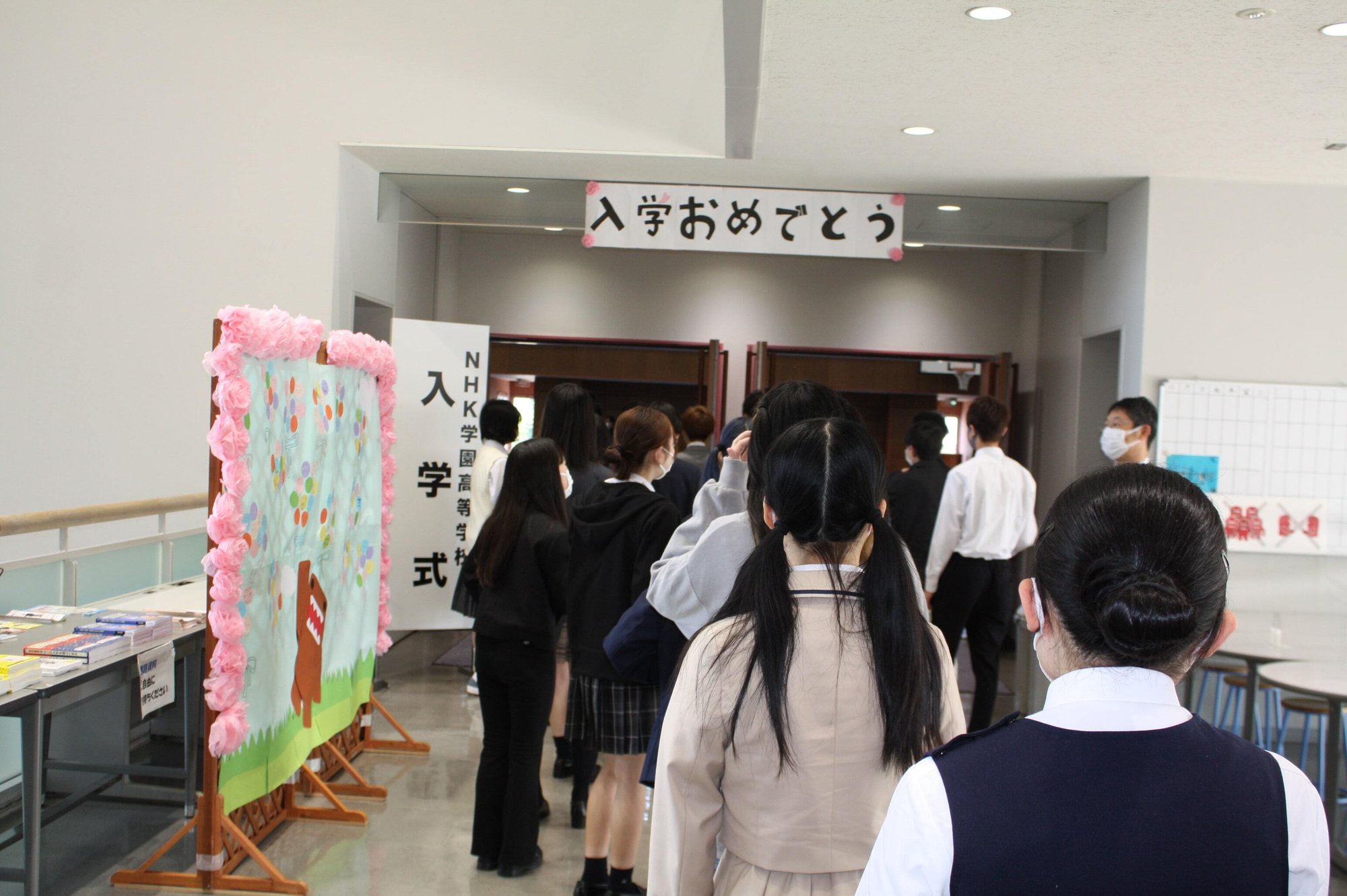 体育館へ入場-min