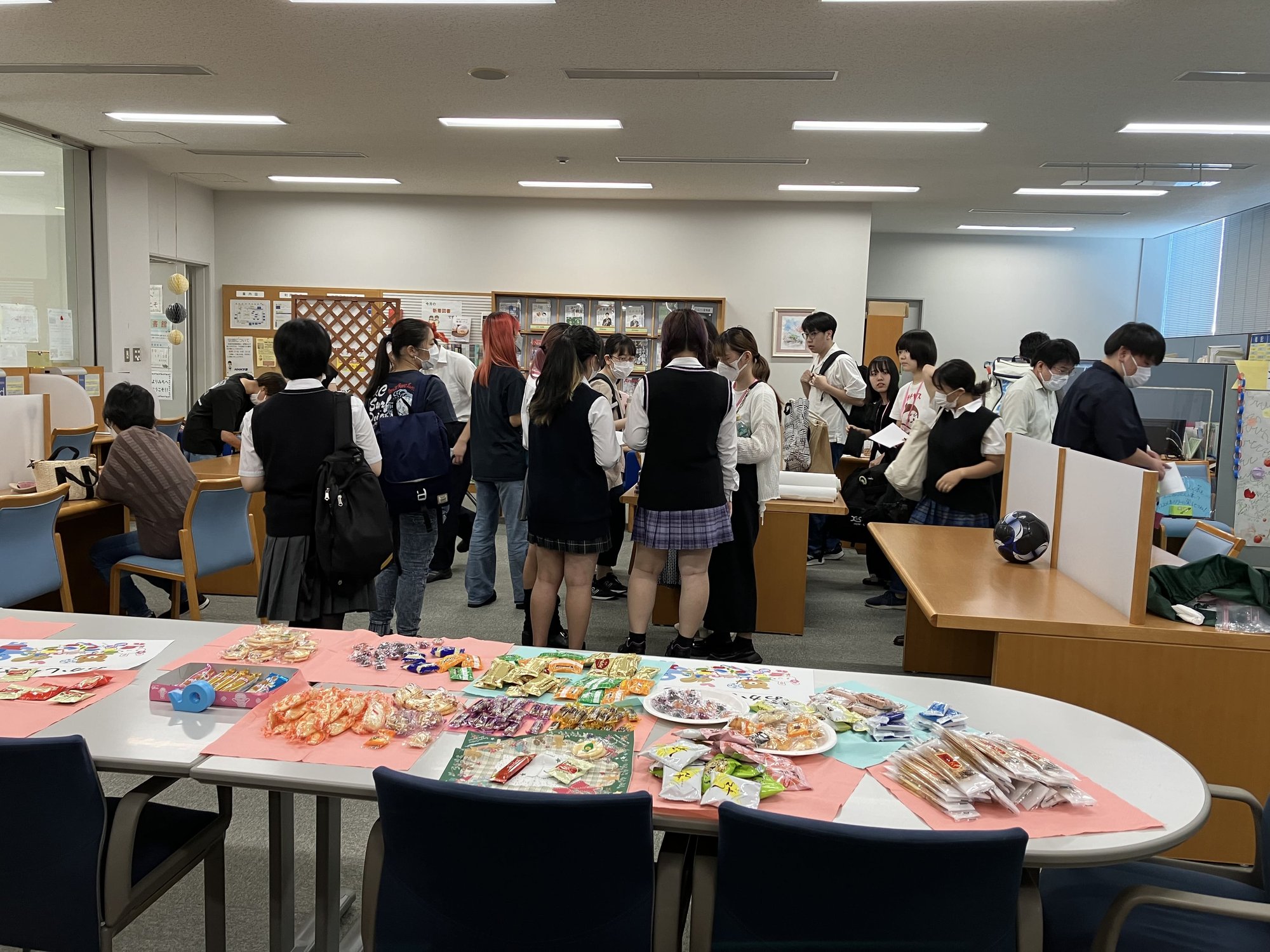 図書室での「お菓子屋さん」 (1)-min