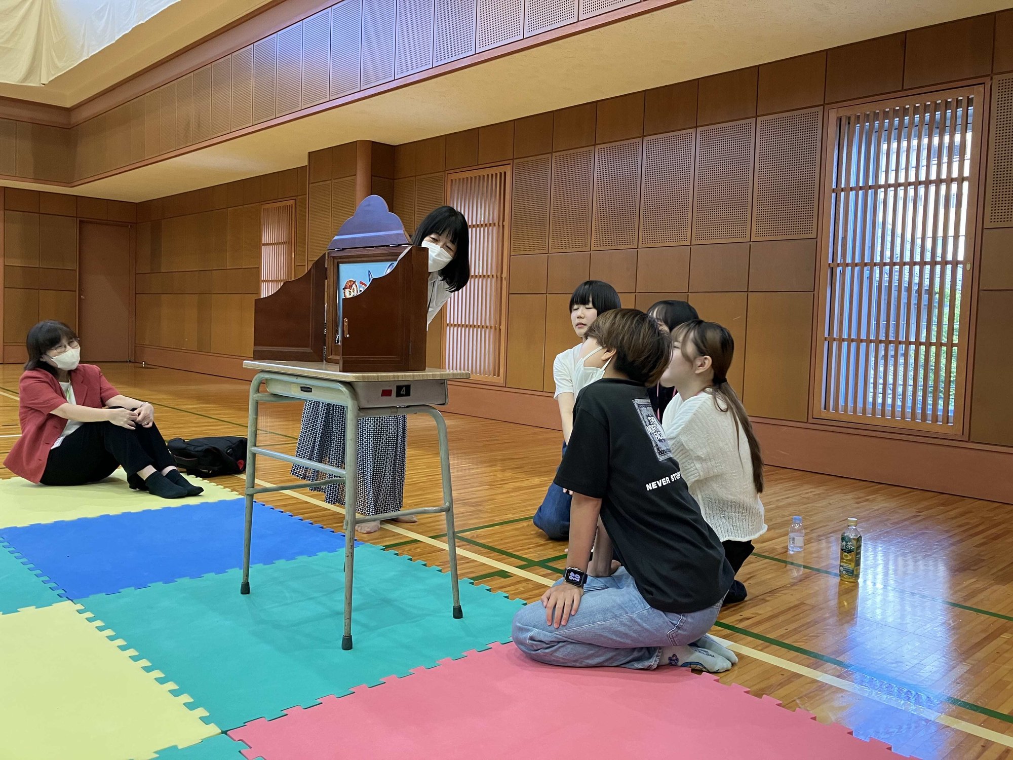 大型絵本の読み聞かせ~コミュニケーションスキル監修の渡辺弥生先生も聞きほれる (1)-min