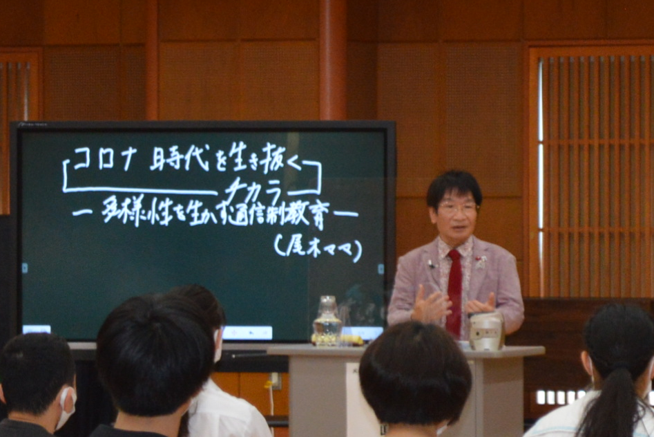 尾木ママ講演会_登壇 (1)