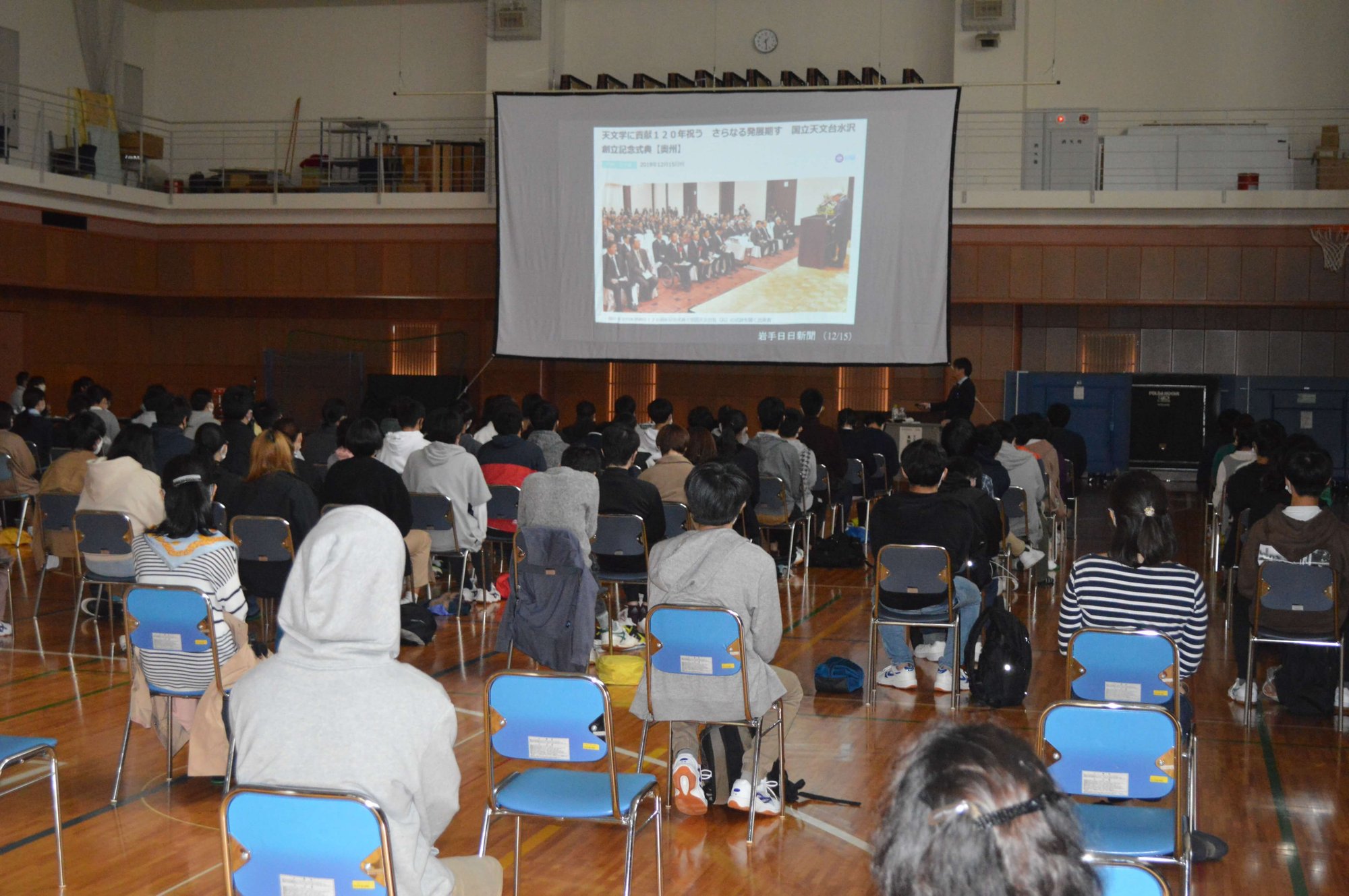 講演する本間先生と聞く生徒(後ろから)