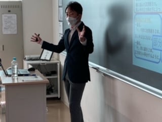 講演する髙木アナ