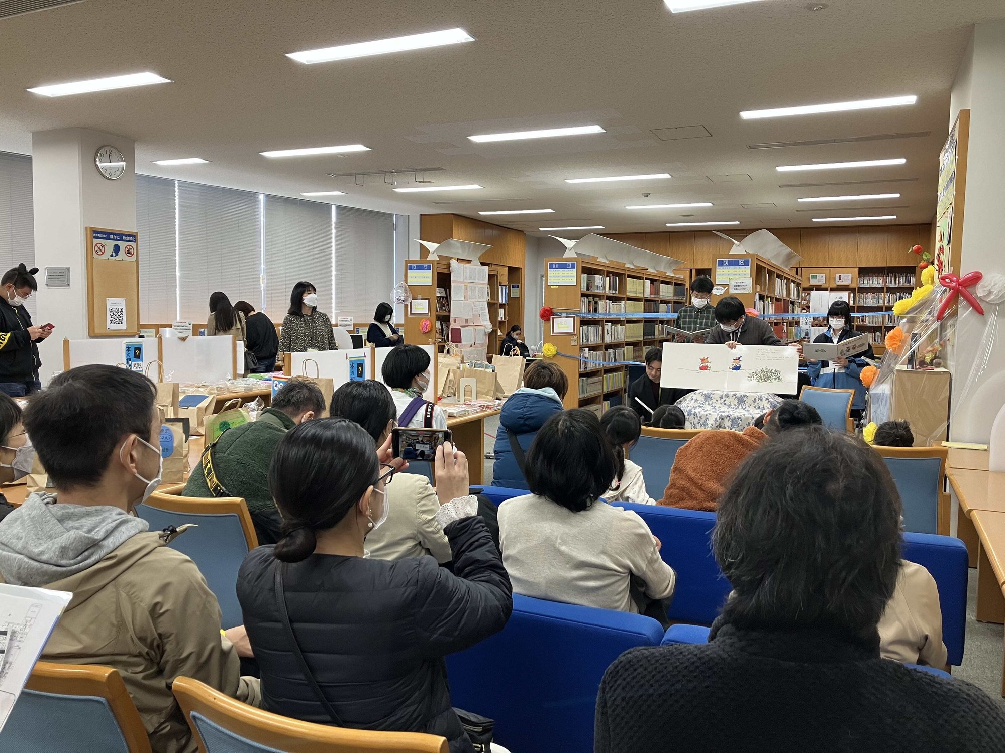 2023学園祭 図書委員会 読み聞かせ様子1-min