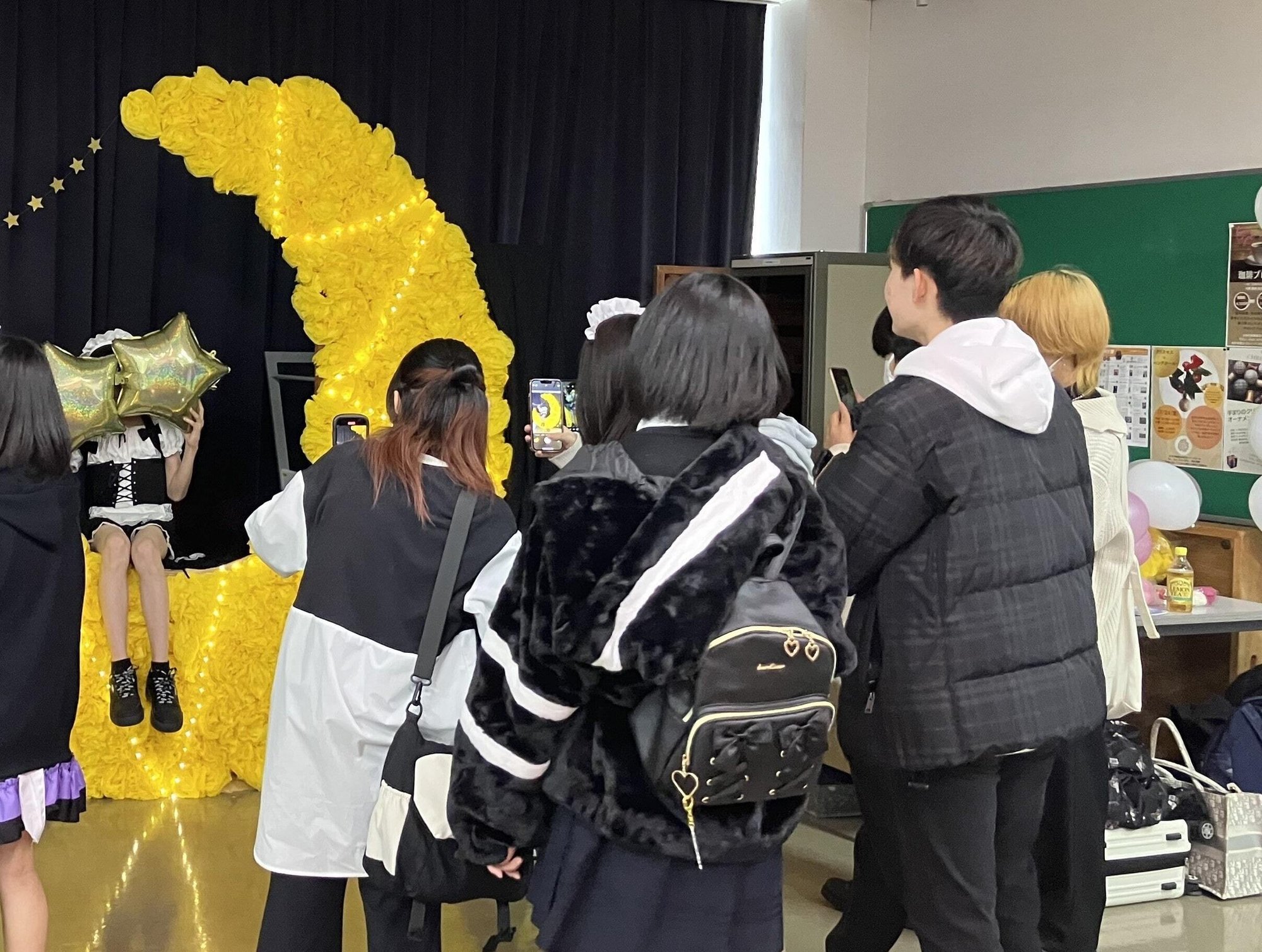 2023学園祭 登校1年 フォトスポット様子1-トリミング-1-min