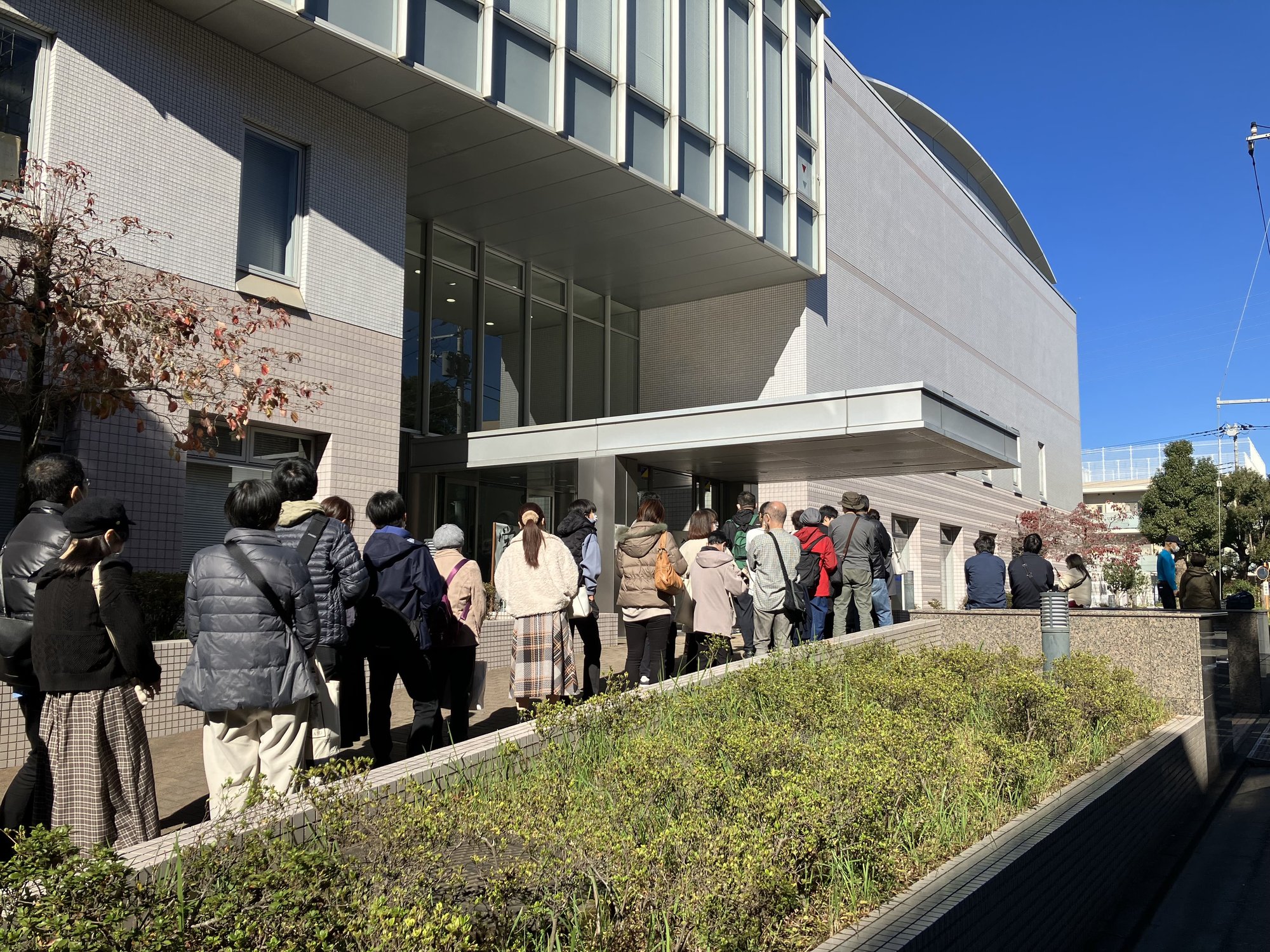 2023学園祭入場前の行列-min