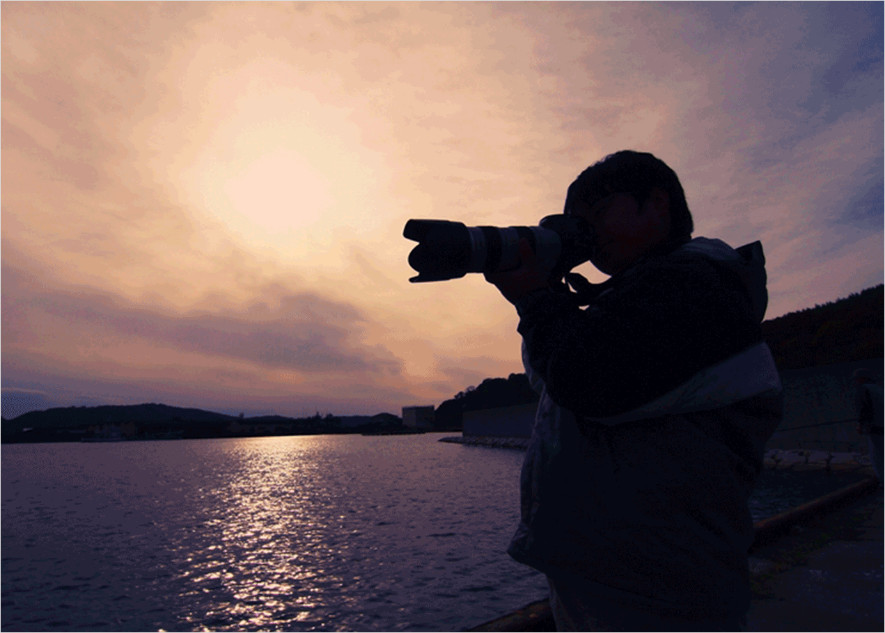 6A24_カメラを構えるシルエット