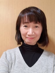 馬場公江先生写真(中央あうようにトリミングお願いします)