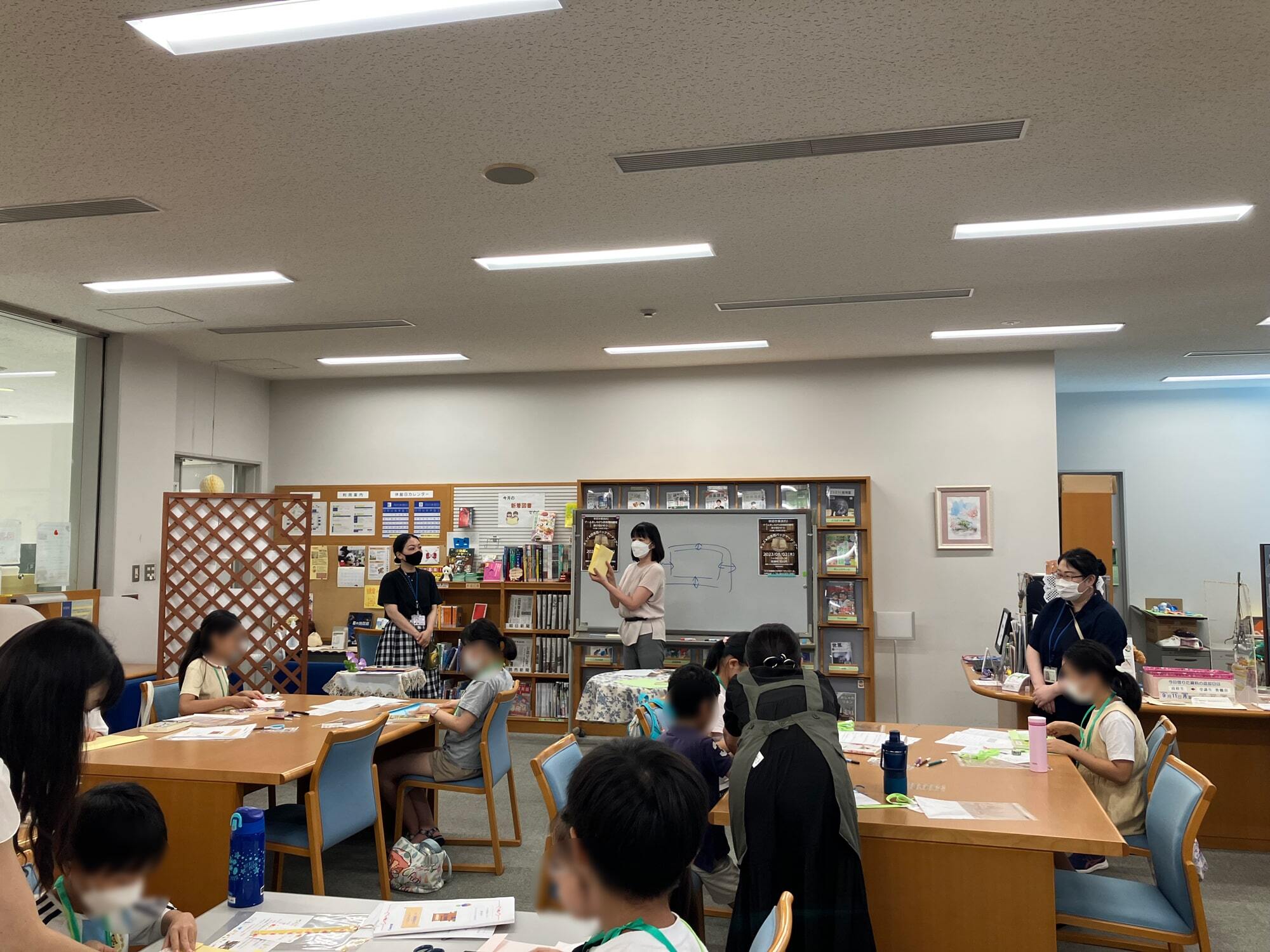 東京本校　小学生の図書室おしごと体験！