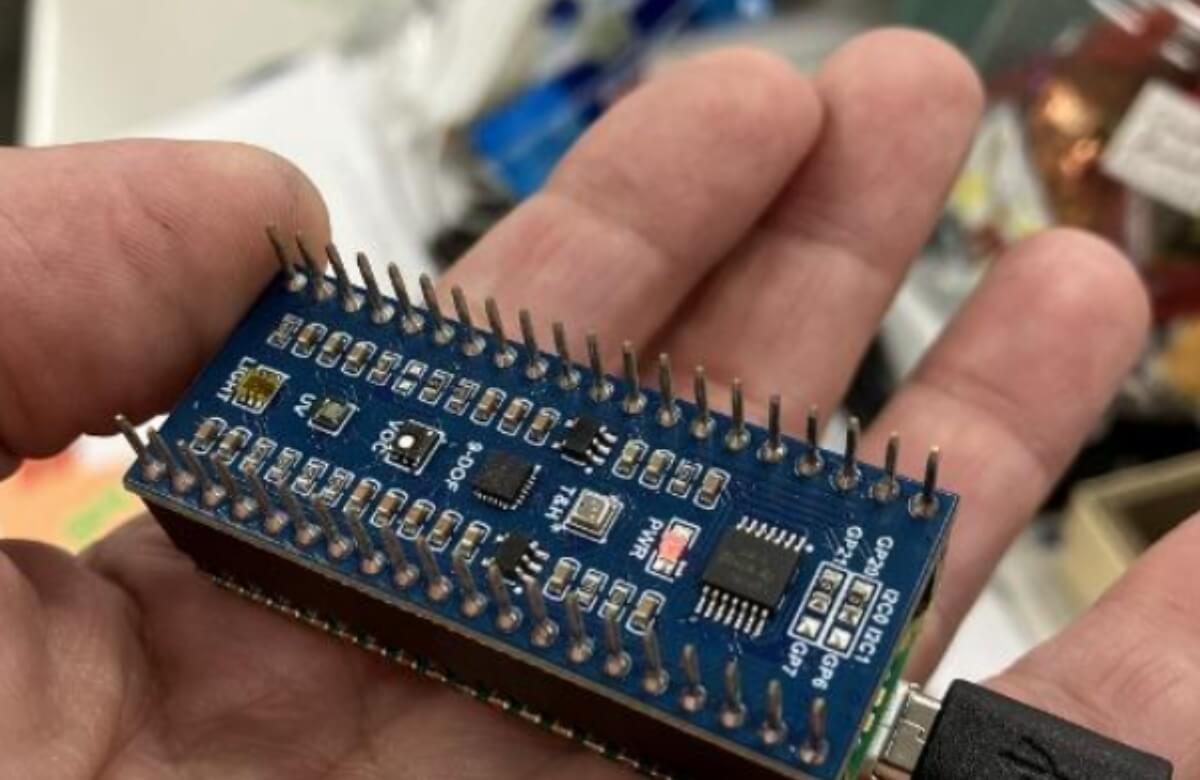 配布された小型環境センサー