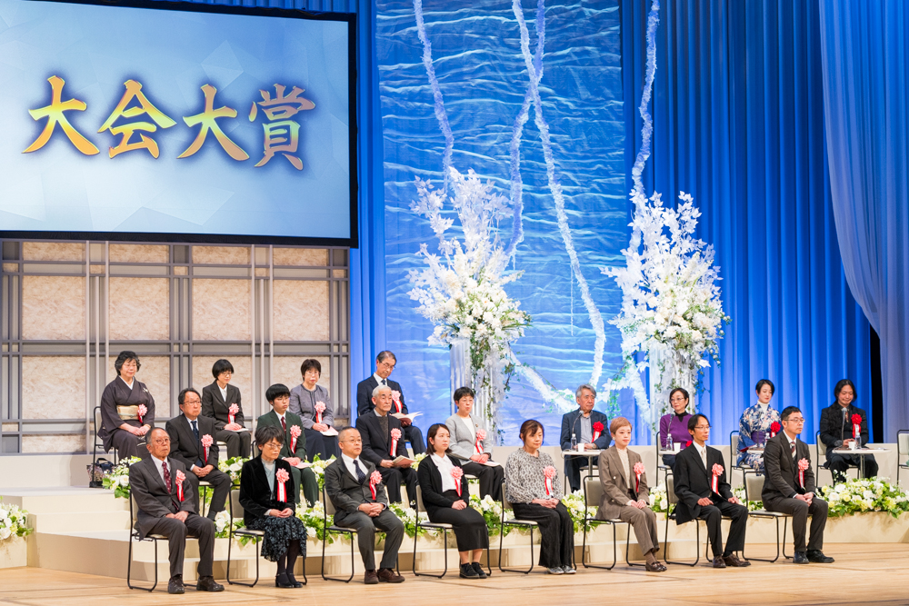 ステージ上で大会大賞を発表