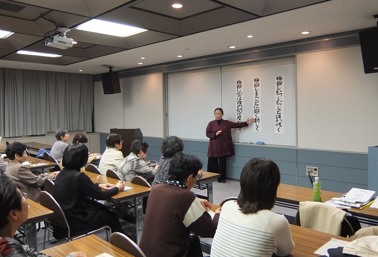 松山に到着後、「子規記念博物館」で早速夏井さんの講話に聞き入るみなさん。