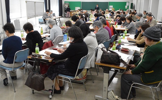 ▲スクーリングの参加者は、83名。沖縄県や宮城県からも、桜が満開の3月24日、東京・国立市のNHK学園においでいただきました。お昼休みをはさんで、第2部は「連作の作り方」、第3部「師を語る―桂信子と私」へと宇多喜代子先生の講義が続きました。