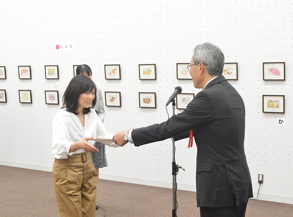 17日(木)は、絵手紙展大賞を始めとした特別賞を受賞した皆さまにお集まりいただき、表彰式を行いました。
