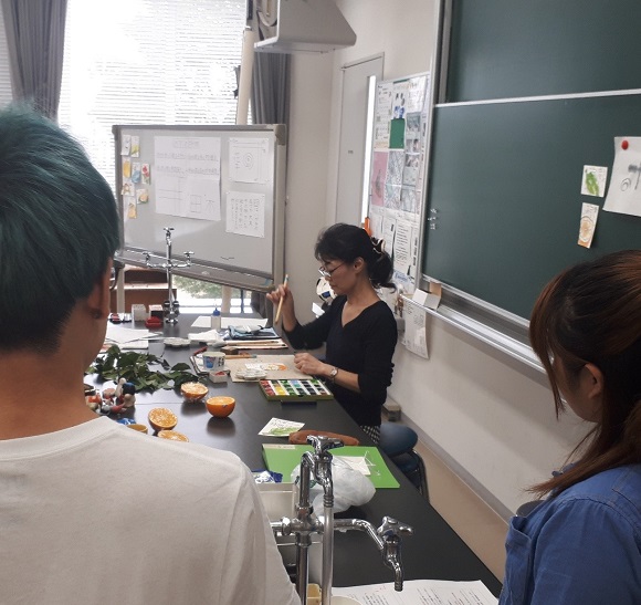 まずは生涯学習通信講座「絵手紙講座」の講師によるデモンストレーションから。