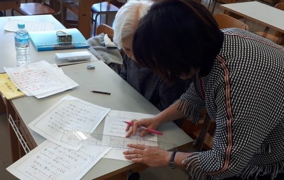 ペン字クラス(佐藤順子先生)では、上下が曲線を描くように文字を配置してアドバイス。