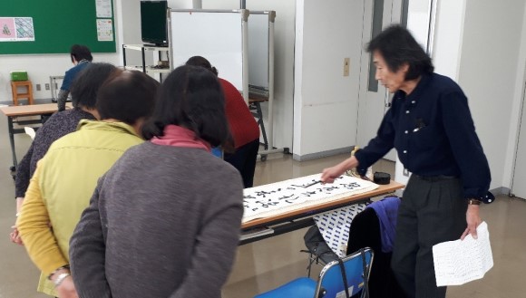 漢字半切クラス（小幡昇先生）「もっとゆっくり筆を運んで」という講師の指導に聞き入る参加者のみなさん。