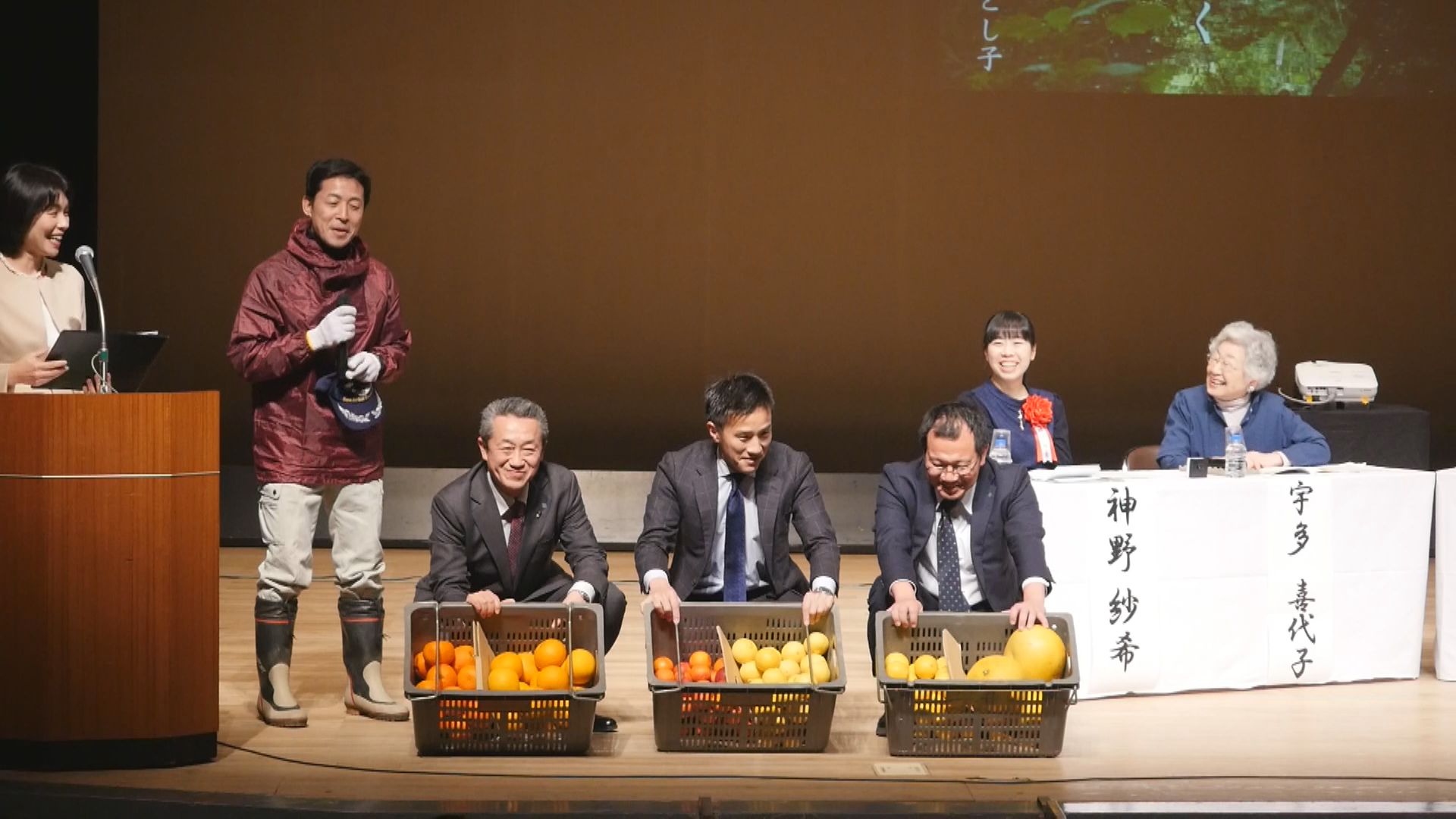 松山の特産品といえばミカンをはじめとする柑橘類！　ご協賛の伊予銀行賞の副賞として受賞者のみなさまに贈られました。