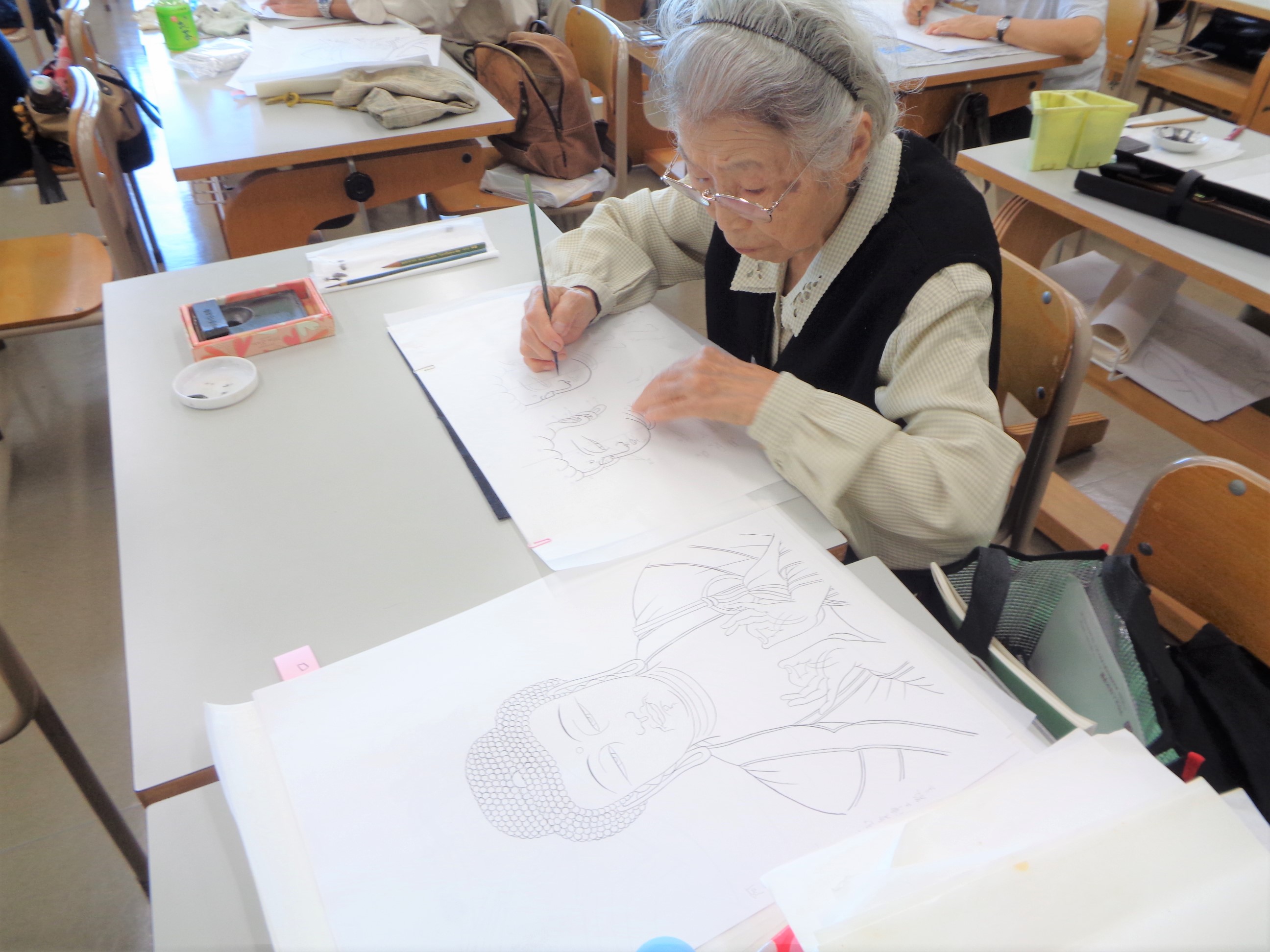 松尾先生の美しい下絵図をもとに描く竹原さん