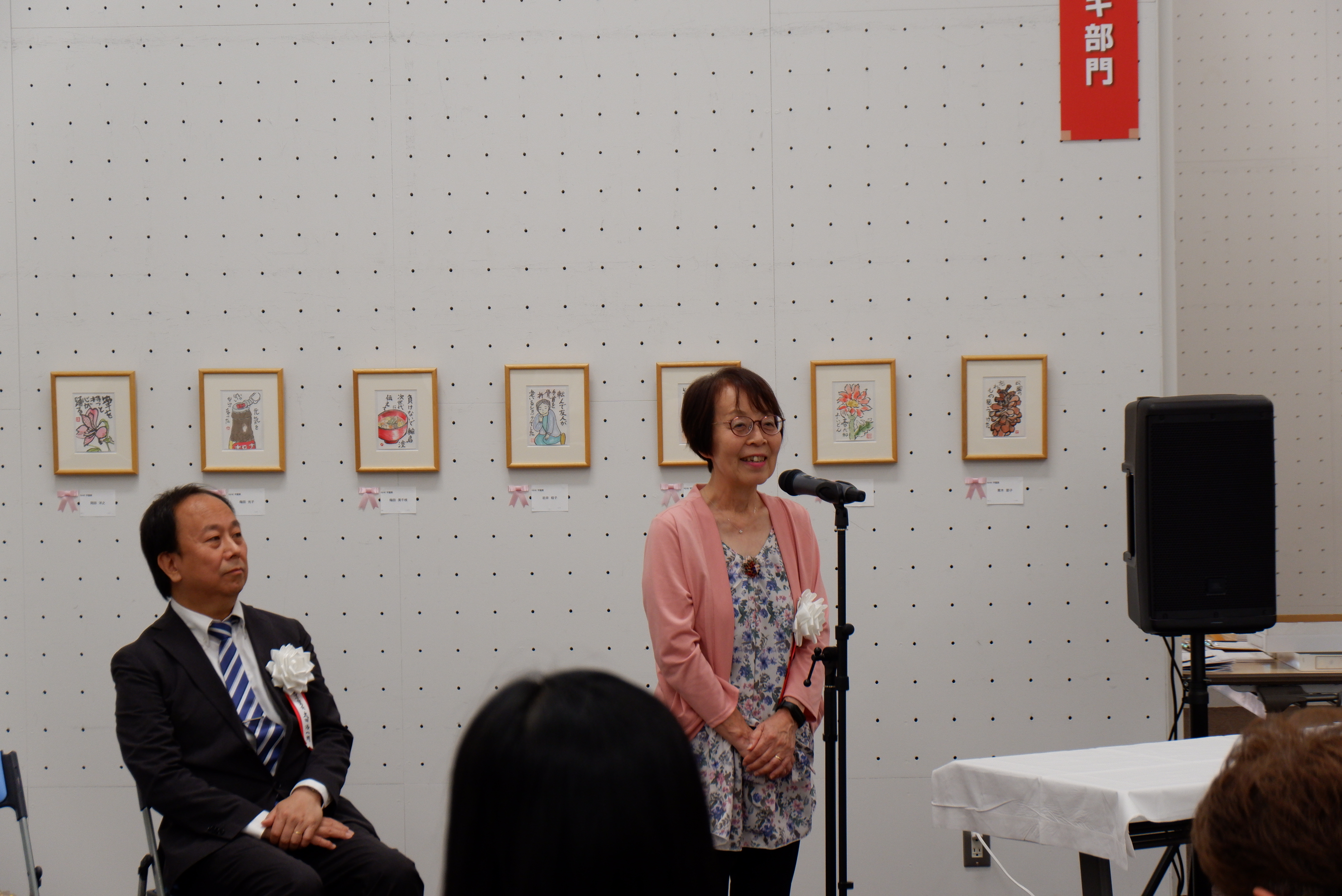 審査員の小池恭子先生(中央) 展示会場での表彰式にご臨席いただきました。