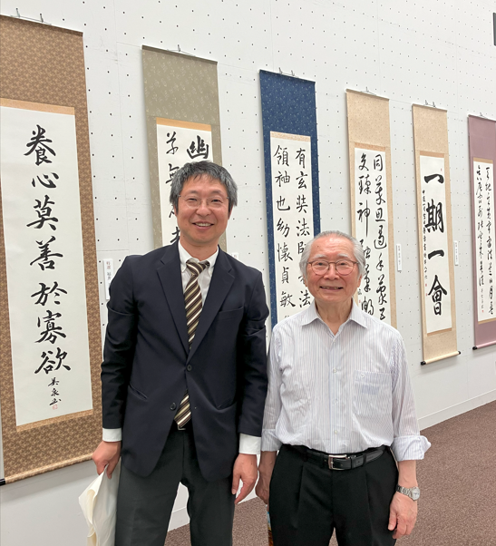 石飛先生(右)と特別講座司会進行役のNHK学園高校川合教諭(左)とパチリ