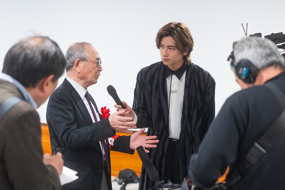俳優・庄司浩平さんから取材を受ける高野ムツオ先生