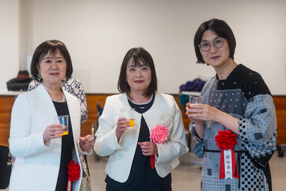 懇親会の様子④(龍太賞森さんと片山由美子さん、堀田季何さん)