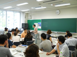 ルーテル学院大学名誉教授 福山和女先生の授業の様子