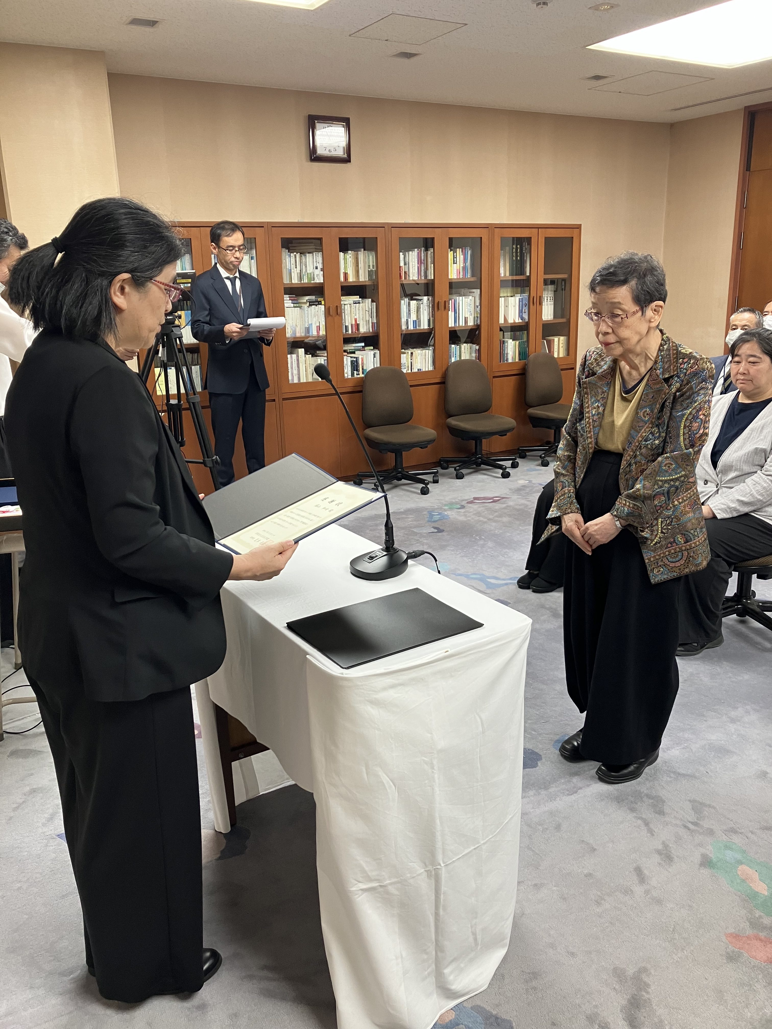 福山先生に理事長より感謝状の贈呈