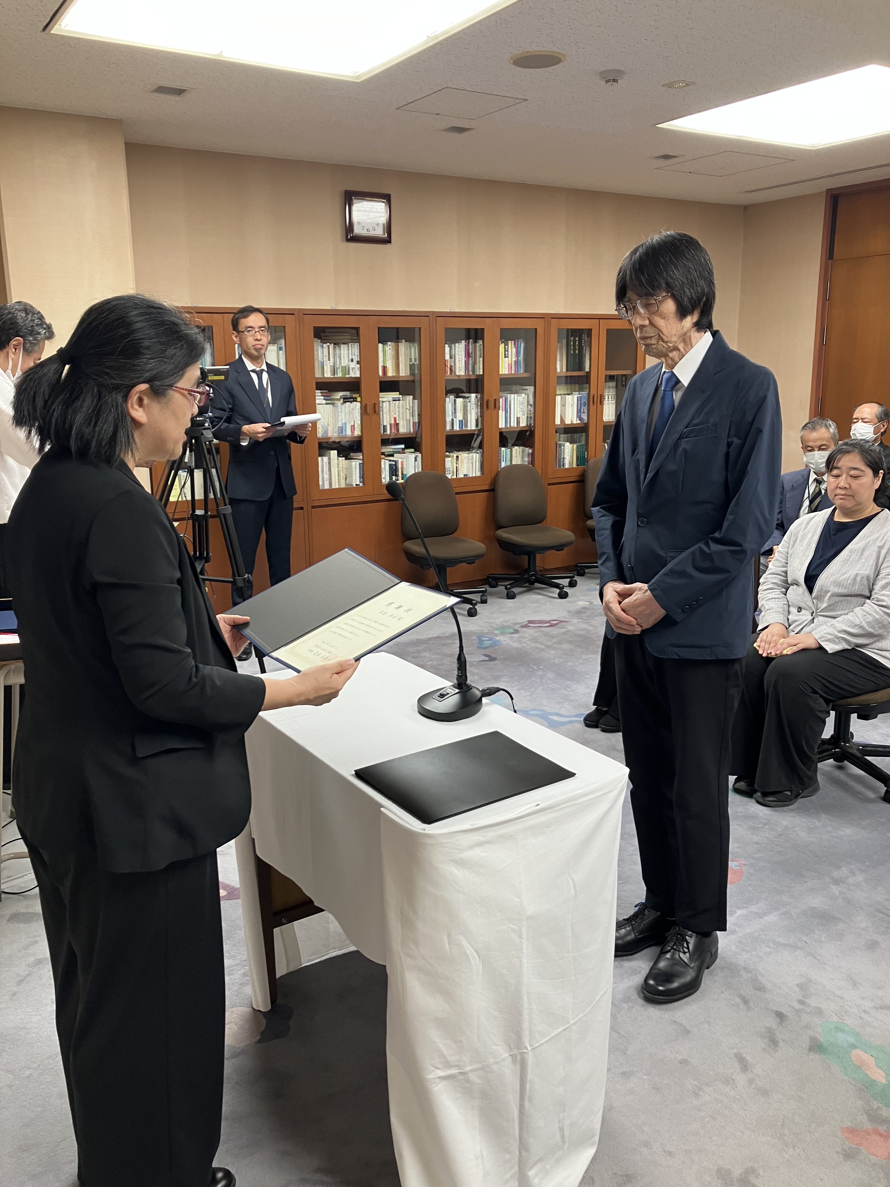 北島先生に理事長より感謝状の贈呈