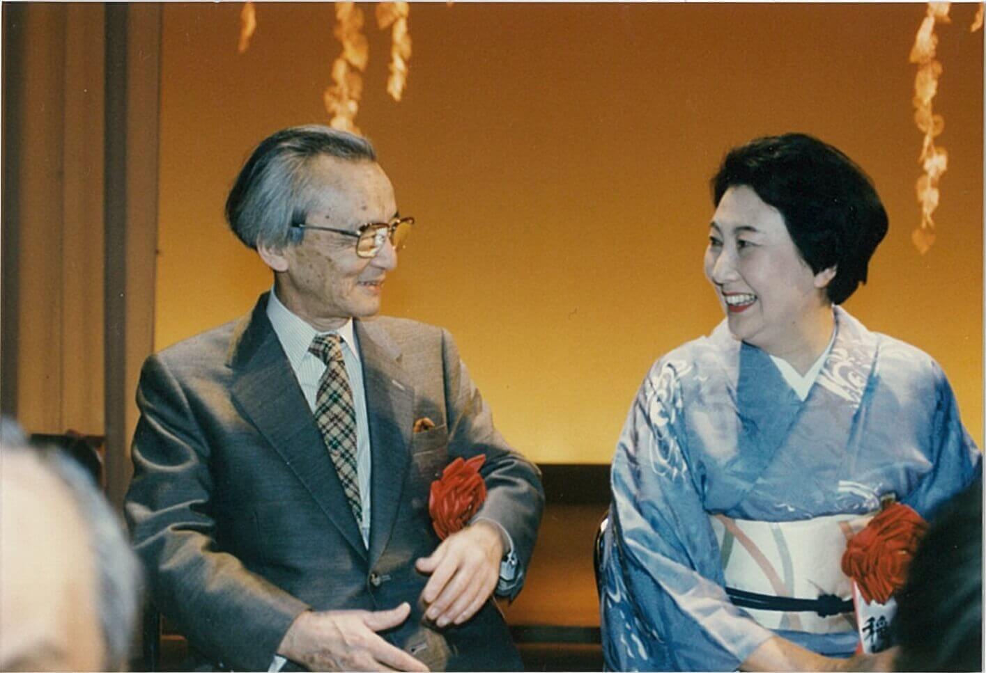 NHK学園全国俳句大会で飯田龍太先生と談笑する稲畑先生
